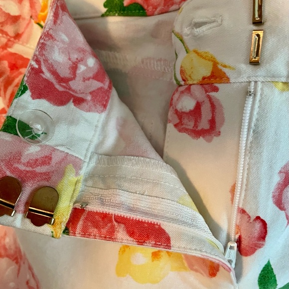 Woman’s Cach’e ankle length floral pants size 6 - Picture 5 of 5